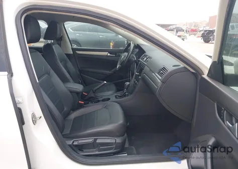 2015 Volkswagen Passat 1.8T Limited Edition z USA, uszkodzony, nr VIN 1VWAT7A33FC093663